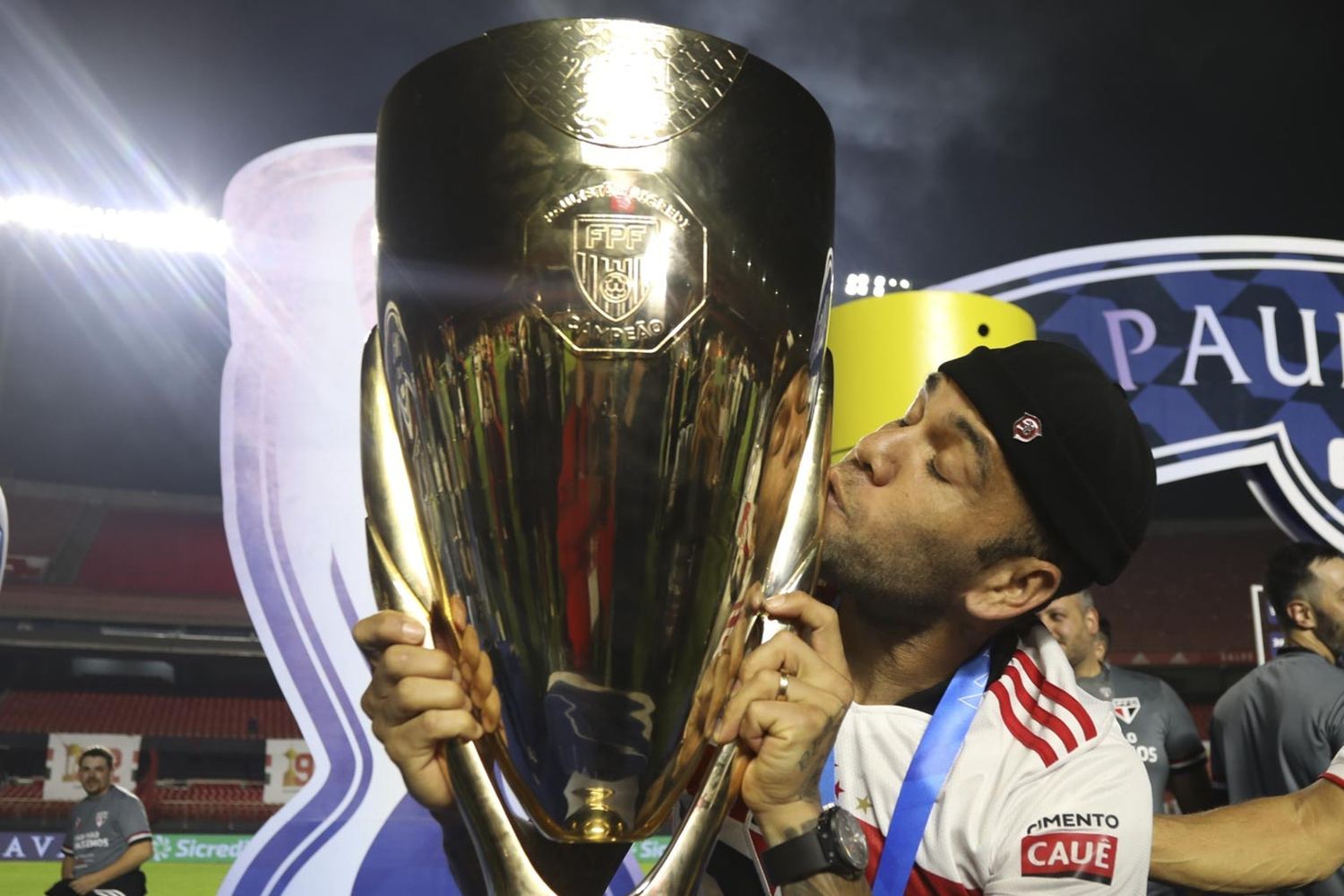Beijando o troféu do Paulista. Título favoreceu sua ida para a Olimpíada