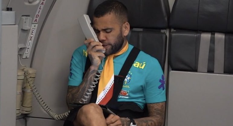 Daniel Alves brincando no voo que levou o Brasil a Tóquio. Líder da Seleção de Jardine