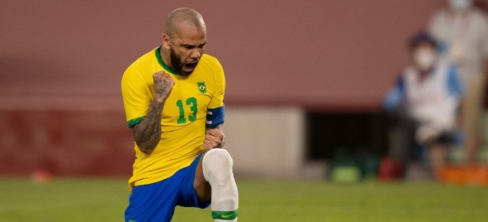 Daniel Alves comemora o seu pênalti contra o México. Capitão e líder do time olímpico