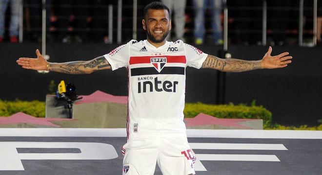 Daniel Alves mostrou o quanto estava insatisfeito com Cuca