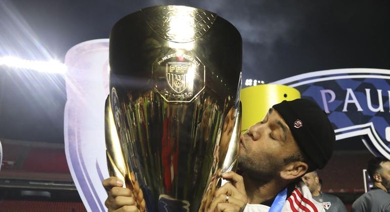 Daniel Alves beijando o troféu de campeão paulista. Fim do jejum de nove anos do São Paulo