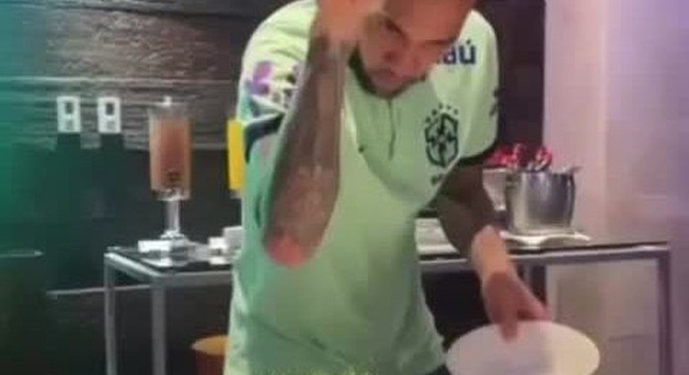 Colocando açafrão na comida, para imitar o ouro de Militão e Vinícius Junior