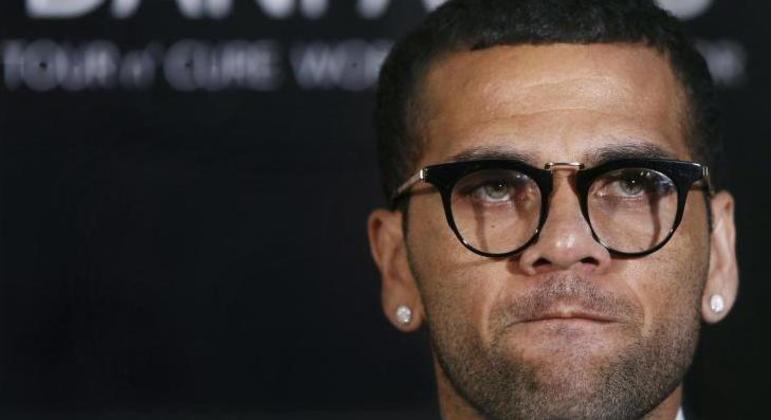 Situação de Daniel Alves só piora. Acusação de depoimento armado da ex-esposa. Advogado deixa o caso