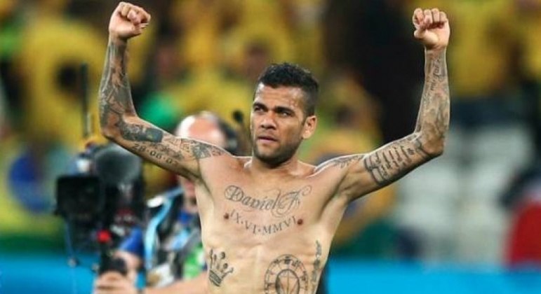 Daniel Alves, livre. Como no Palmeiras, não joga, restam Fla e Atlético com dinheiro para bancá-lo