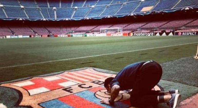 Daniel Alves beijando o escudo do Barcelona. Contrato de risco, seis meses