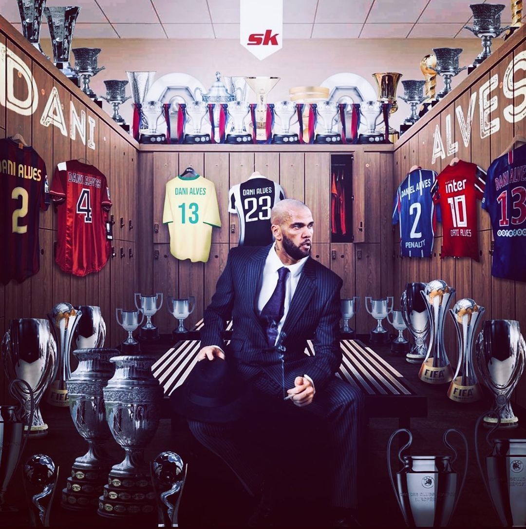 Daniel Alves mostra suas sete camisas. A do São Paulo é só uma delas...