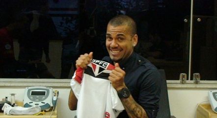Daniel Alves está oficialmente fora do São Paulo