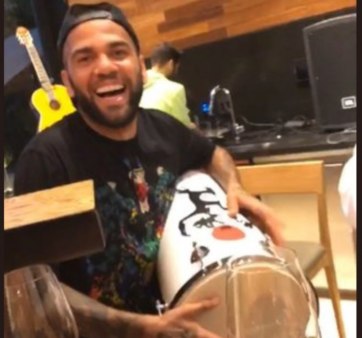 De acordo com o Mundo Deportivo, Daniel Alves foi advertido por fazer batucada na cadeia