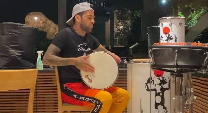 Daniel Alves gosta de tocar instrumentos musicais