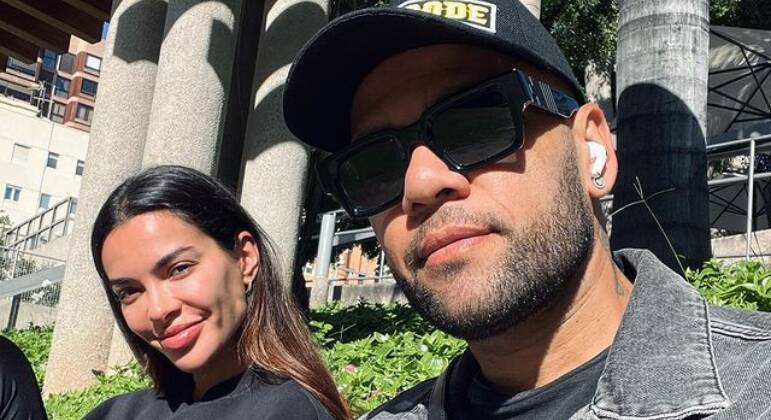 Março Dois meses após ter sido preso, Daniel Alves ficou abatido e desesperançoso. Soma-se a isso o fato de que, em março, Joana Sanz revelou que se separaria do brasileiro. Em carta escrita à mão e publicada nas redes sociais, a modelo afirmou que continuará amando-o, mas precisava se afastar.No mesmo mês, Daniel escreveu uma resposta a Sanz, que dizia: 