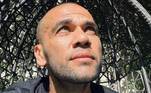 Abril e maioDaniel Alves voltou a depor na Justiça espanhola em abril, dessa vez por iniciativa própria. De acordo com a legislação espanhola, uma pessoa, na condição de investigado, pode depor quantas vezes considerar necessária durante o processo judicial.Nesse novo depoimento, reiterou que houve consentimento da vítima na relação sexual. Além disso, afirmou que as múltiplas versões dadas ao caso foi uma forma de esconder de Joana Sanz a infidelidade dele. Mesmo tendo revelado que se separaria do jogador, a modelo seguiu com visitas na prisão e até o parabenizou em seu aniversário, em abril