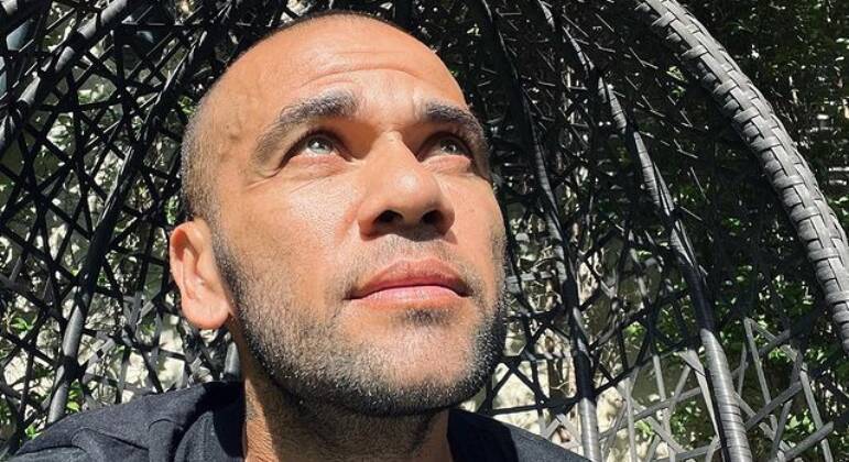 Abril e maioDaniel Alves voltou a depor na Justiça espanhola em abril, dessa vez por iniciativa própria. De acordo com a legislação espanhola, uma pessoa, na condição de investigado, pode depor quantas vezes considerar necessária durante o processo judicial.Nesse novo depoimento, reiterou que houve consentimento da vítima na relação sexual. Além disso, afirmou que as múltiplas versões dadas ao caso foi uma forma de esconder de Joana Sanz a infidelidade dele. Mesmo tendo revelado que se separaria do jogador, a modelo seguiu com visitas na prisão e até o parabenizou em seu aniversário, em abril