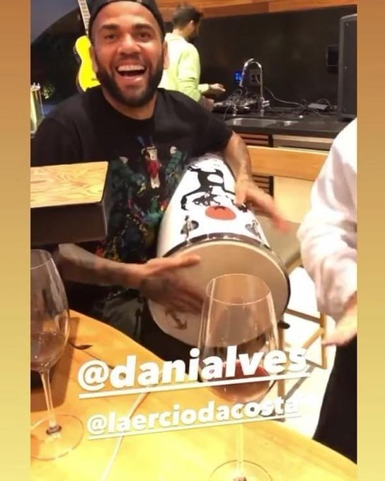 Daniel Alves no fim de semana. Vinho, tambor e amigos, em plena pandemia