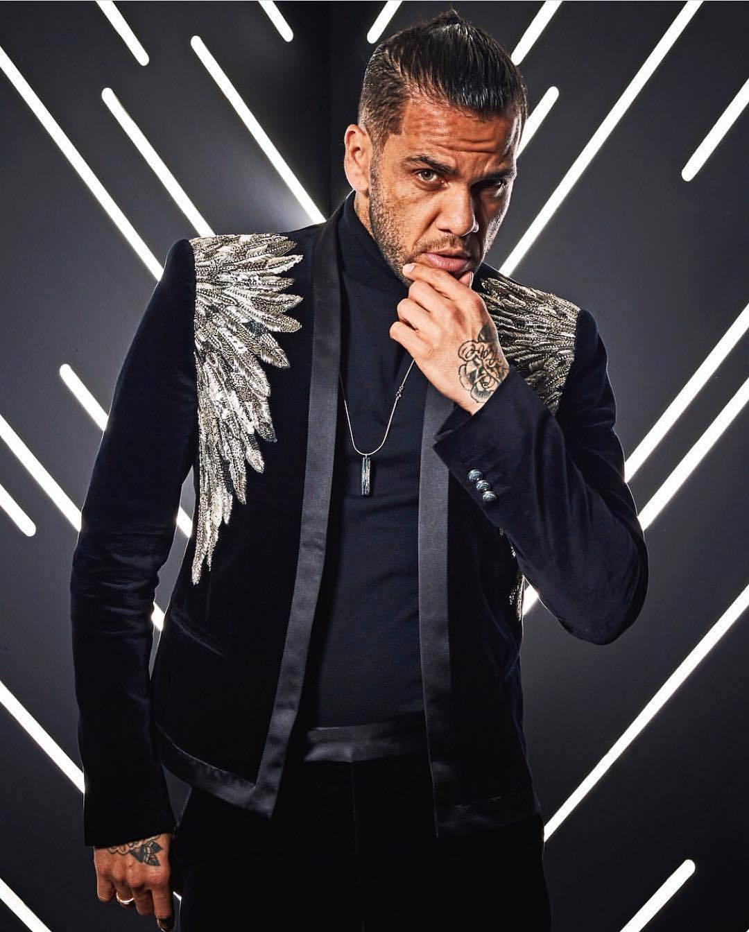 Daniel Alves Abusa Do Estilo Ao Se Vestir De Forma Diferente Fotos R7 Futebol