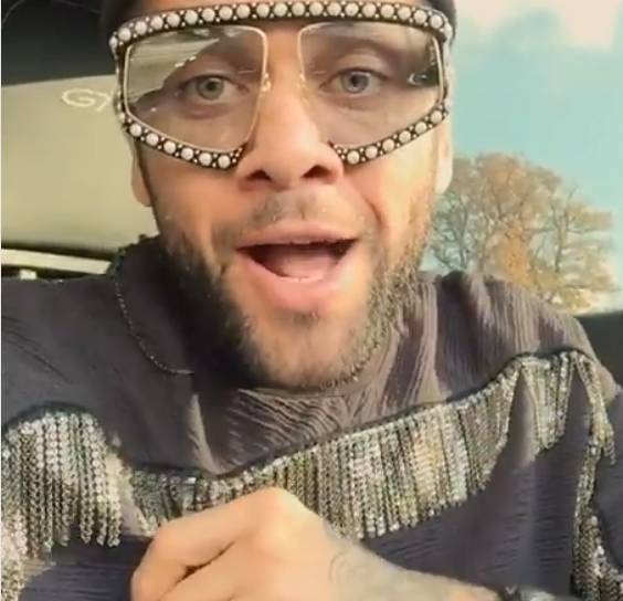 Daniel Alves Abusa Do Estilo Ao Se Vestir De Forma Diferente Fotos R7 Futebol