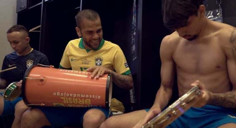 Daniel Alves costumava ser 'a alegria do vestiário' dos times em que jogou. E da seleção também