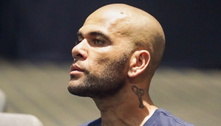 Daniel Alves distribui autógrafos para detentos em presídio de Barcelona, diz TV