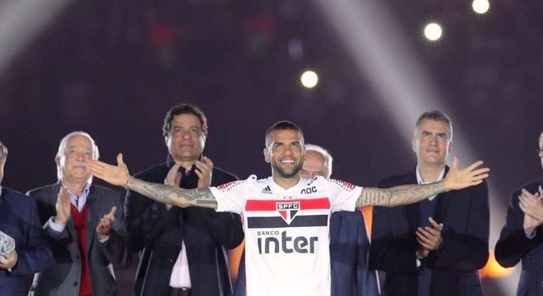Daniel Alves. Contrato de R$ 61,5 milhões com o São Paulo. Ninguém ganhou tanto no Morumbi