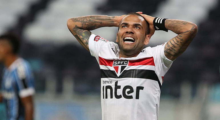 Daniel Alves ganha um terço a mais que toda equipe de Crespo, que recebe R$ 1 milhão