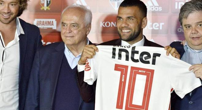 Daniel Alves. O maior salário da América Latina. R$ 1,5 milhão por mês