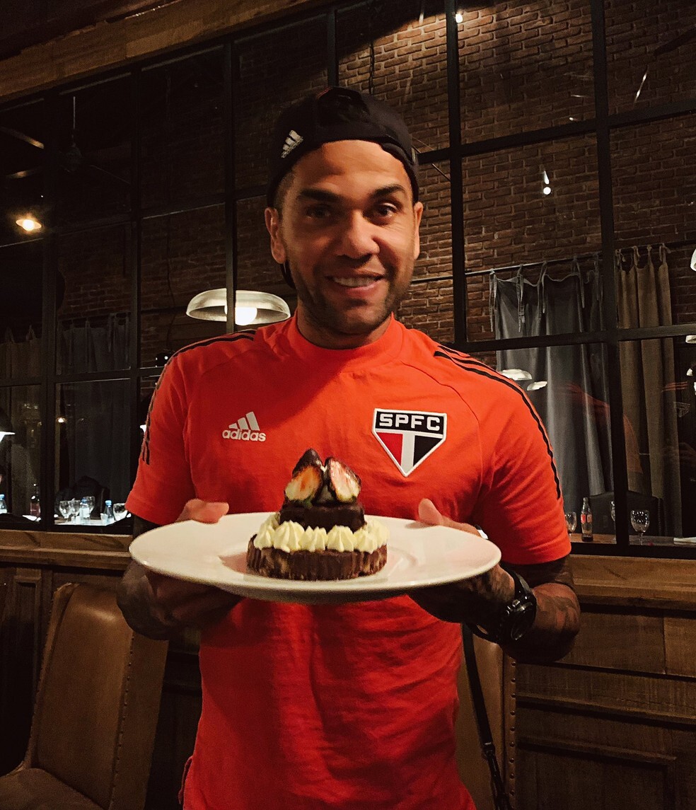 Daniel Alves, mesmo concentrado, nunca deixou passar em branco seu aniversário