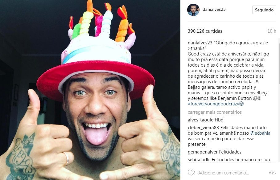 Daniel Alves sempre foi homenageado nos seus aniversários. Por fãs e pelos clubes pelos quais passou
