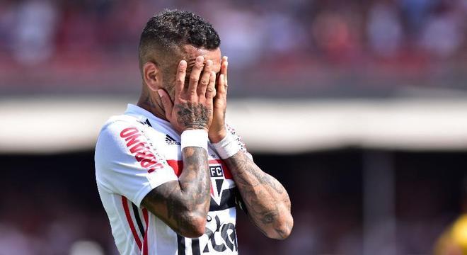 Daniel Alves teve tudo no São Paulo. Muito dinheiro, camisa dez, faixa de capitão