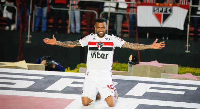 Daniel Alves chegou prometendo títulos, modernidade, ensinamentos...