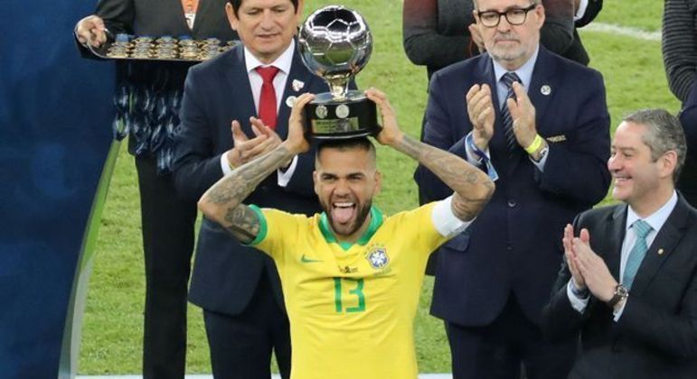 Desde 2019, o futebol de Daniel Alves caiu de forma impressionante. Convocação, só se for pelo passado