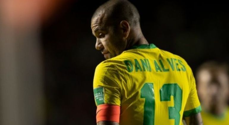 Daniel Alves será o capitão do Brasil contra Camarões. Tite coloca o jogador mais contestado