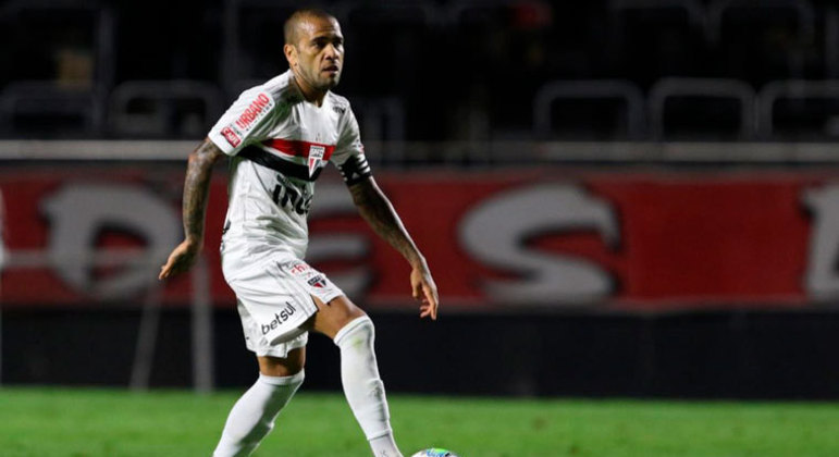 Daniel Alves - camisa dez da equipe, o ala de 38 anos tem valor estipulado em dois milhões de euros (cerca de R$ 12,3 milhões). Tem contrato até dezembro de 2022.