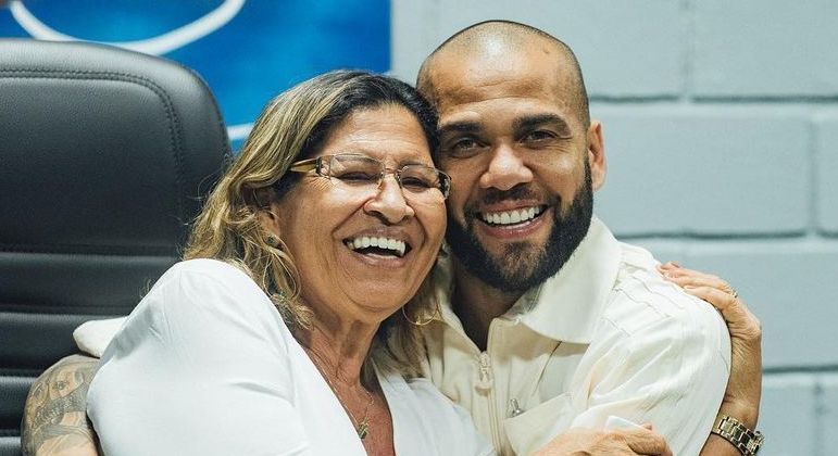 Daniel Alves costumava declarar o carinho pela mãe, Lúcia Alves, nas redes sociais
