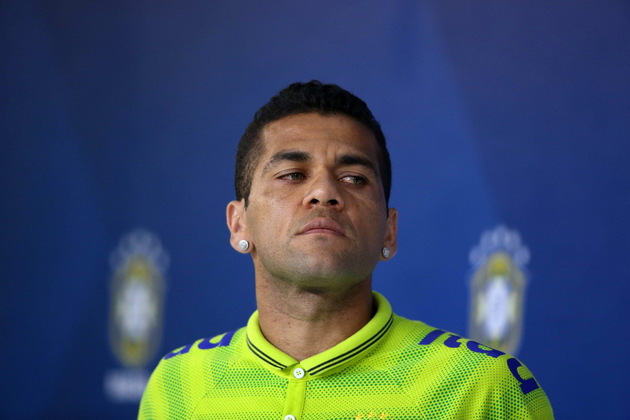 Fevereiro Dinorah Santana, a primeira mulher de Daniel Alves e mãe de seus dois filhos, saiu em defesa do jogador. Em entrevista ao jornal espanhol Sport, a brasileira afirmou acreditar na inocência do atleta.A defesa de Daniel Alves tentou recurso, junto ao MP (Ministério Público), para que o jogador respondesse ao processo em liberdade. Em sessão realizada a portas fechadas, o órgão citou os múltiplos indícios que incriminariam o brasileiro, especialmente as provas de DNA, e negou o pedido