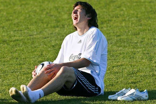 Apesar de ser três anos mais novo que o amigo brasileiro, Messi estreou antes por sua seleção, em agosto de 2005