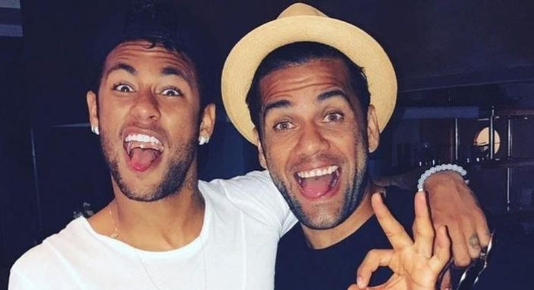 Para a imprensa espanhola, o dinheiro de Neymar pode at tirar seu amigo Daniel Alves da cadeia