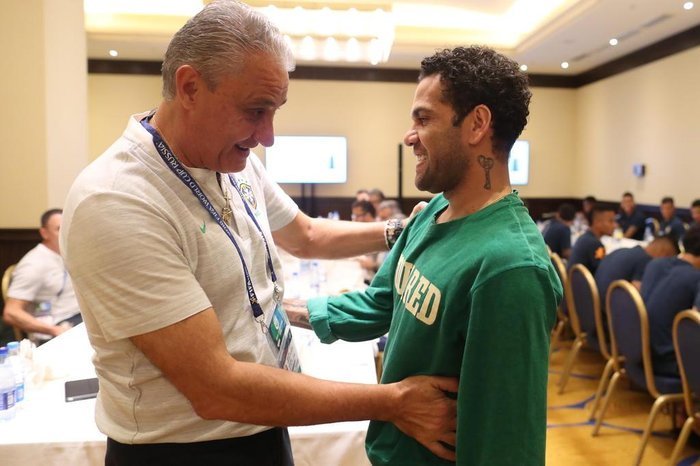 Tite sabe. Não há líder tão efetivo na atual geração. O melhor é ter Daniel Alves de volta