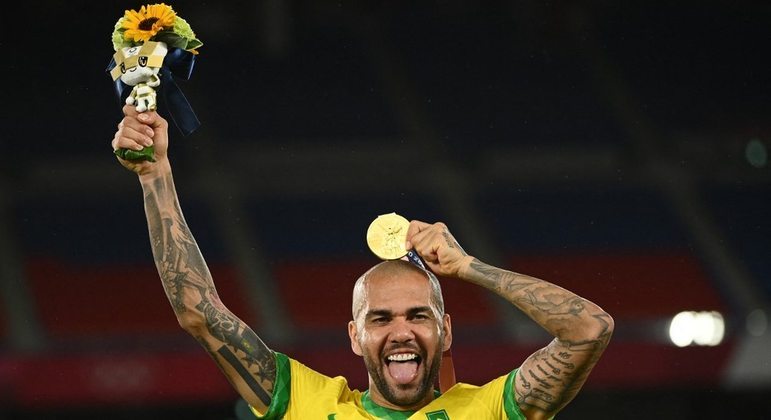 DANIEL ALVES - Estaria na lista da Copa América, mas foi cortado devido a uma lesão no joelho direito. Segue cada vez mais prestigiado por ter sido o capitão da Seleção na Olimpíada.