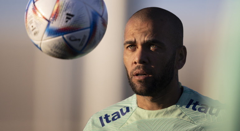 Junho Daniel Alves teve o pedido de liberdade negado no dia 12 de junho. Na mesma semana, ele concedeu uma entrevista ao portal espanhol Servimedia — a primeira desde que foi preso. O jogador afirmou que apenas duas pessoas sabem o que, de fato, aconteceu na boate Sutton, no dia 30 de dezembro: ele e a denunciante. Também aproveitou para dizer que perdoava a vítima por tudo o que havia acontecido. 