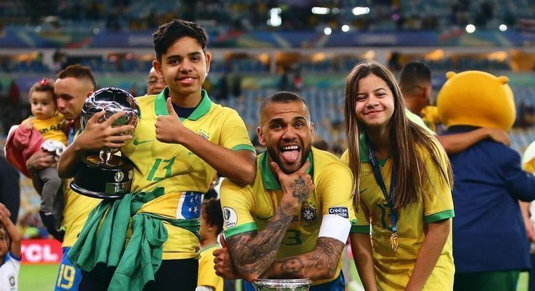 Daniel Alves e Dinorah Santana têm dois filhos: Daniel Júnior e Vitória