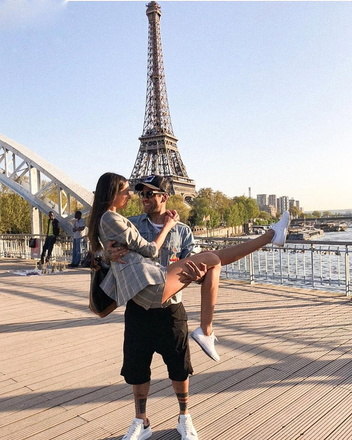 A fotinho na Torre Eiffel no poderia faltar, at porque eles moraram quase dois anos em Paris