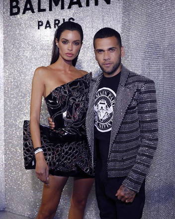 Joana  modelo internacional e j desfilou pelas melhores marcas de moda do mundo. Dani Alves no  de usar roupas que no chamam a ateno. A unio fez bem para os dois tambm nos modelitos