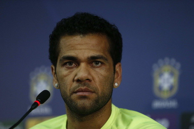 Janeiro de 2023O caso teve a primeira repercussão na imprensa espanhola ainda em 2022. No dia 31 de dezembro, o diário ABC revelou que Daniel Alves teria violentado sexualmente uma jovem na casa noturna Sutton, no dia anterior. A equipe de segurança do local acionou a polícia, que colheu depoimento da vítima e a direcionou para o Hospital Clínic, de Barcelona, onde foi constatada a agressão sexual. No dia 10 de janeiro, a Justiça espanhola aceitou a denúncia e passou a investigar o jogador. A prisão preventiva dele foi decretada no dia 20 de janeiro e ele já ficou detido após prestar depoimento. Daniel Alves prestou depoimento de forma voluntária à polícia, sem a presença de seus advogados. O lateral estava na Espanha com Joana Sanz, sua mulher, por causa do velório da sogra