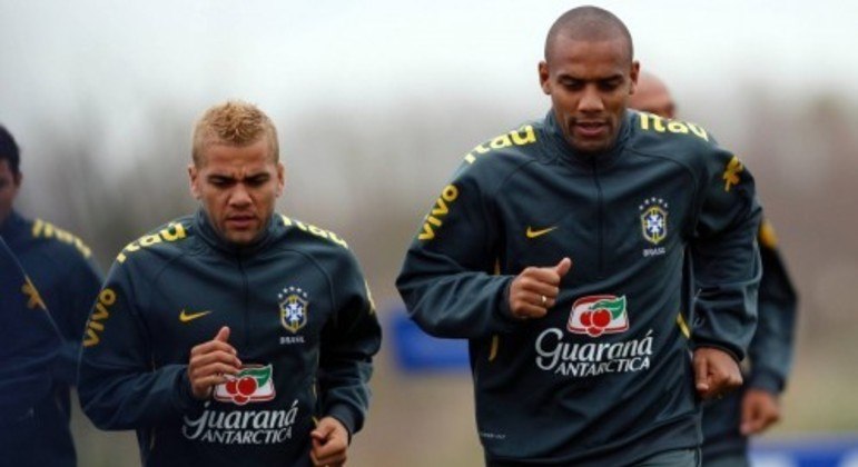 Daniel Alves foi reserva de Maicon na Copa do Mundo de 2010, na África do Sul