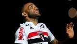 Daniel Alves troca camisa autografada em esquema de cigarros em presídio (Fernando Bizerra Jr/EFE - 06.08.2019)