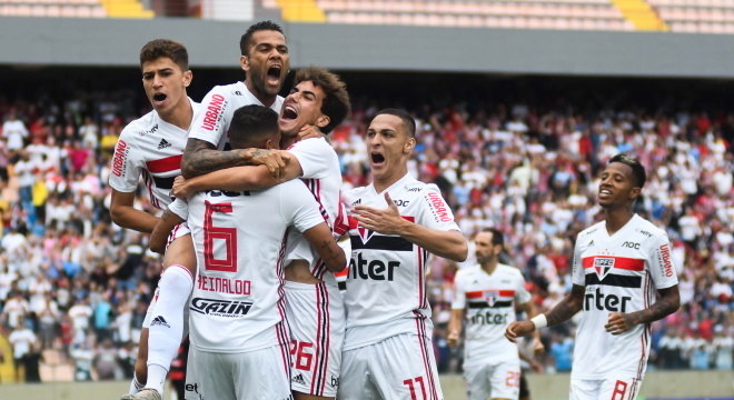 Dani Alves marcou belo gol logo aos 3 minutos na vitória do São Paulo sobre Oeste