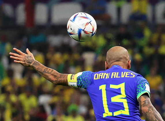 Daniel Alves se tornou o jogador mais velho a vestir a camisa da Seleção em uma Copa do Mundo masculina.