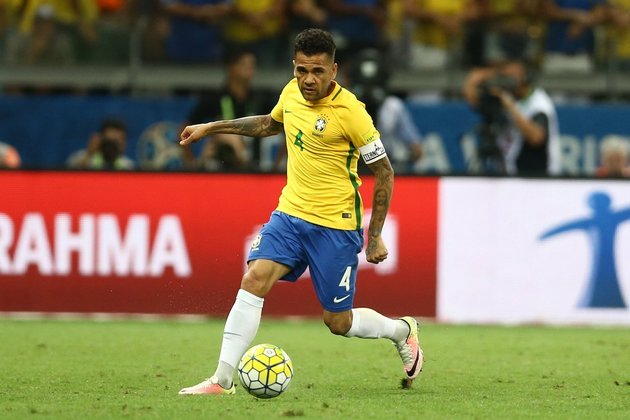 Antes mesmo de aparecer na lista de convocados para a Copa na Rússia, em 2018, Daniel Alves machucou o joelho direito em jogo pela Copa da França, quando jogava pelo PSG, e se tornou desfalque na seleção brasileira