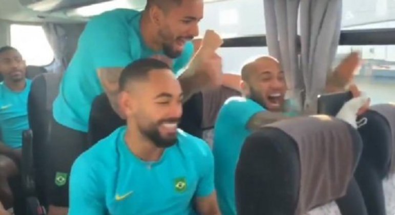 Seleção masculina de futebol comemorou muito a vitória de Italo Ferreira no surfe
