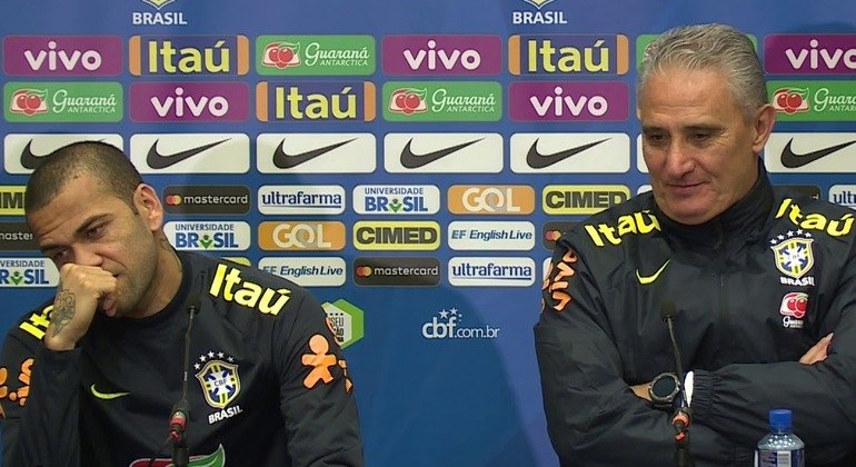 Tite sabe que Daniel Alves é 'comum' como volante. E não tem mais vigor para jogar como lateral