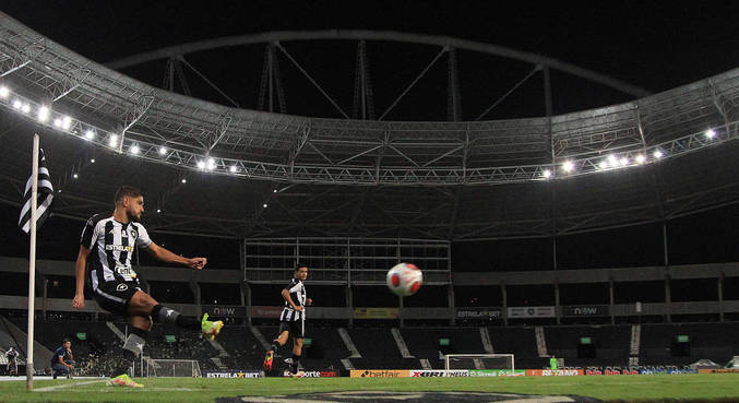 Daniel Borges em cobrança de escanteio; lateral é um dos destaques do Botafogo
